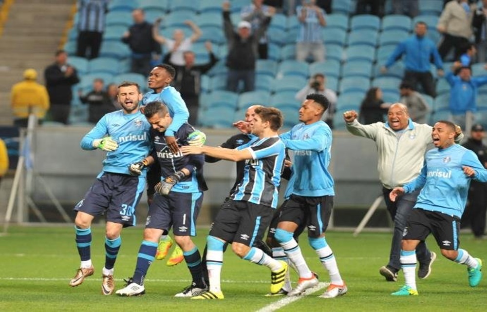 Ir para  <p>O Gr&ecirc;mio sofreu muito mais que esperava na estreia de Renato e precisou vencer nos p&ecirc;naltis para avan&ccedil;ar &agrave;s quartas de final na Copa do Brasil. O Atl&eacute;tico-PR aproveitou um erro do...